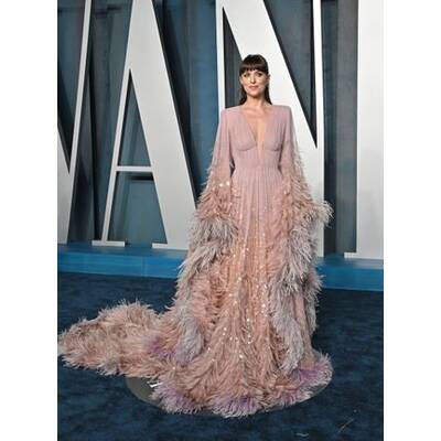 Billie Eilish & Jesse Rutherford  eingehüllt in eine Gucci-Decke mit passenden Pyjamas 