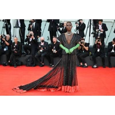 Billie Eilish & Jesse Rutherford  eingehüllt in eine Gucci-Decke mit passenden Pyjamas 