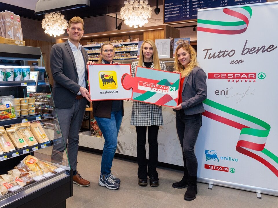 Steffen Gottschalk (Eni Gebietsleiter), Gabriele Bändl (Eni Pächterin), Lisa Günther (SPAR express Gebietsleiterin) Monika Habler (SPAR-Frischeberaterin)