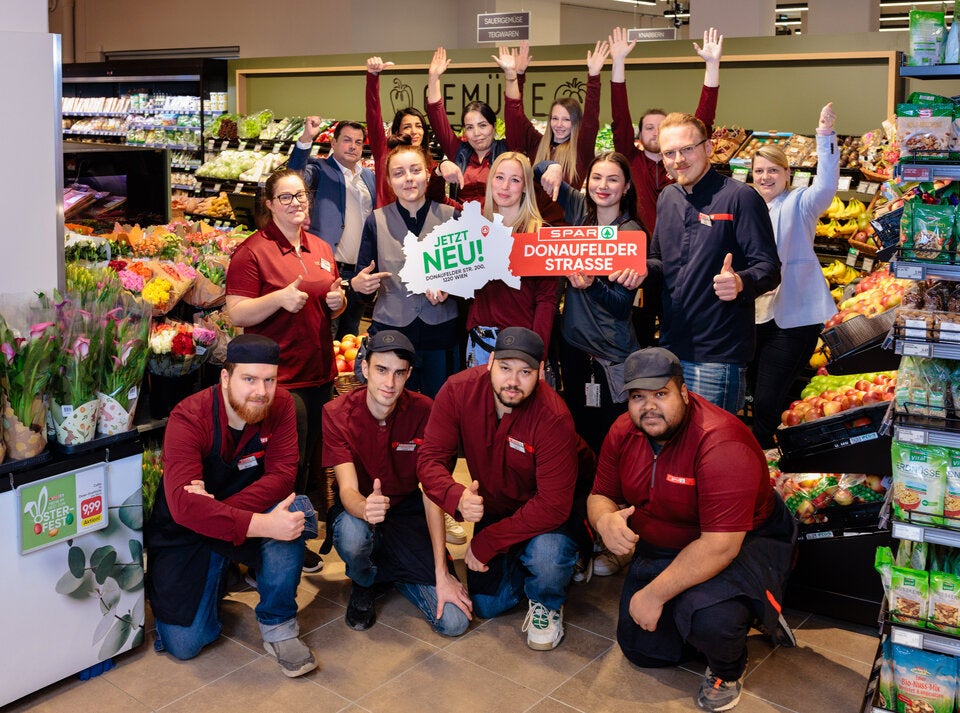 Das Team im neuen SPAR-Supermarkt freuen sich, die Kundinnen und Kunden beraten zu dürfen.