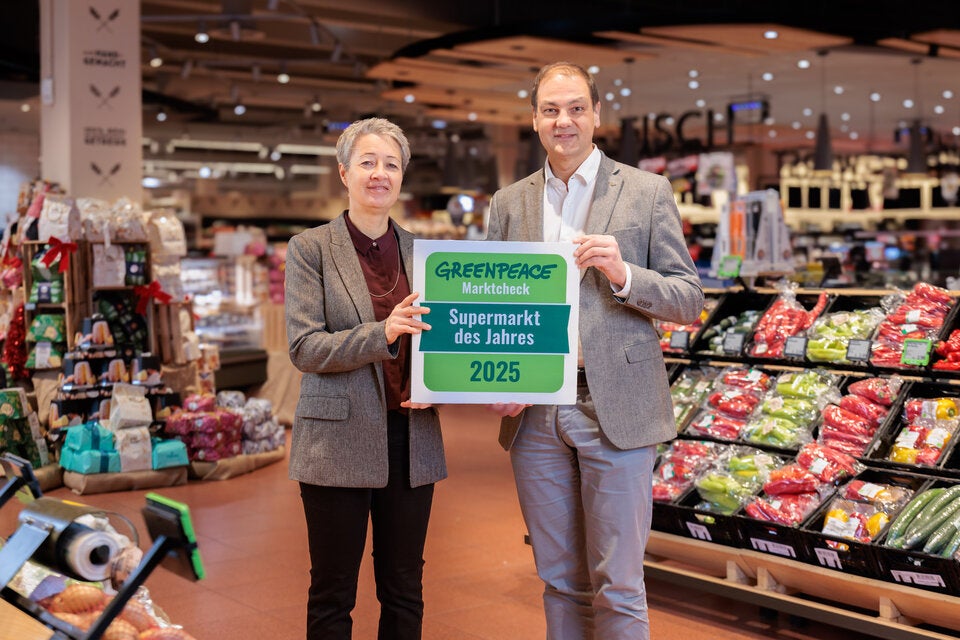 Greenpeace zeichnet INTERSPAR erneut als „Supermarkt des Jahres“ aus. Die Auszeichnung nahm INTERSPAR Österreich-Geschäftsführer Johannes Holzleitner von Gundi Schachl, Leiterin des Marktchecks bei Greenpeace in Österreich, entgegen.