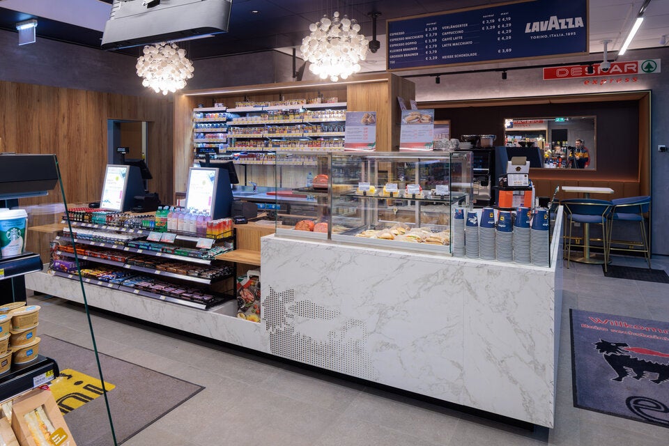 Das Innere des neuen DESPAR express-Standortes zeichnet sich durch helles Holz und modern-urbanes Design aus.
