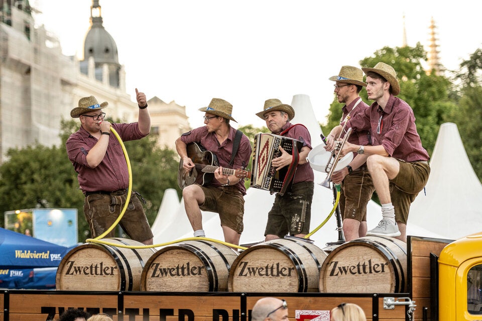 Blasmusik, Schuhplattler, Volksliedgruppen und Rockbands sorgen für ein abwechslungsreiches Programm.