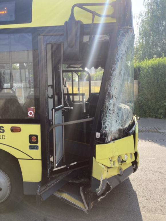 Linienbus mit Schulklasse crasht in Baum: Neun Verletzte