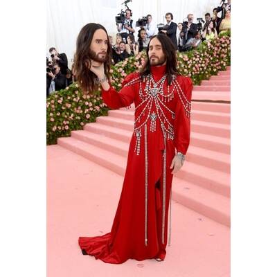 Billie Eilish & Jesse Rutherford  eingehüllt in eine Gucci-Decke mit passenden Pyjamas 