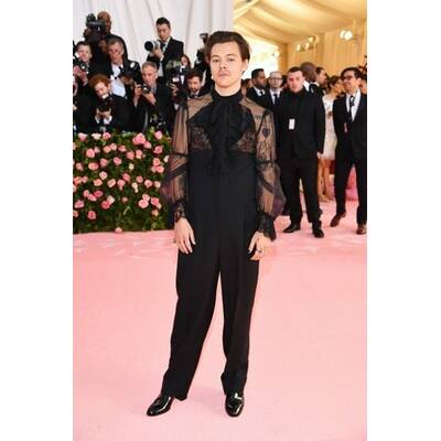 Billie Eilish & Jesse Rutherford  eingehüllt in eine Gucci-Decke mit passenden Pyjamas 