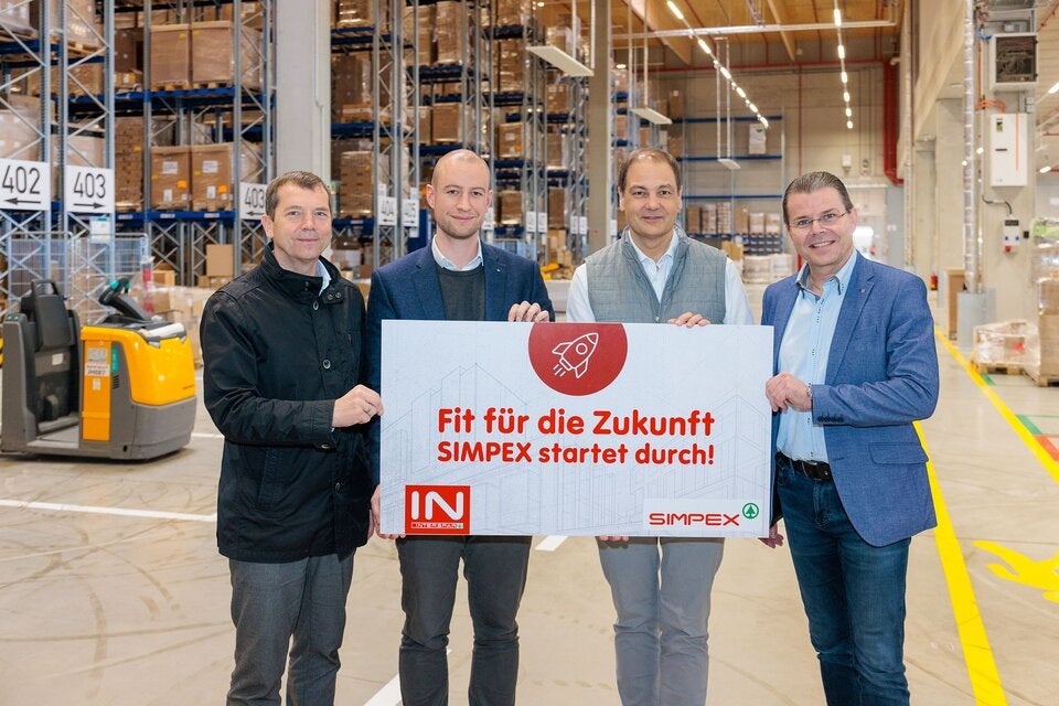 Die beiden SIMPEX-Geschäftsführer Franz Brunthaler (links) und Mario Wiesinger (rechts) sowie Simpex-Geschäftsführer-Stv. Florian Bauer-Leitner (2.v.li.) freuen sich mit Interspar Österreich-Geschäftsführer Johannes Holzleitner (3.v.li.) über den neuen Lagerstandort.