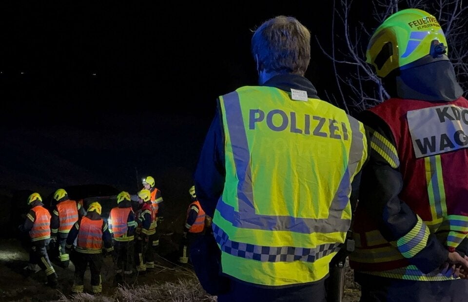 Verfolgungsjagd mit Polizei - Lenkerin (20) flog von Straße
