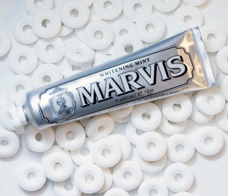 Marvis Whitening Mint Zahnpasta, 85 ml, Whitening Zahnpasta fördert eine natürliche Zahnaufhellung, Zahncreme entfernt Plaque & verleiht langanhaltende Frische 