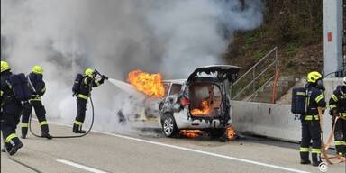 Auto auf A9 in Flammen.