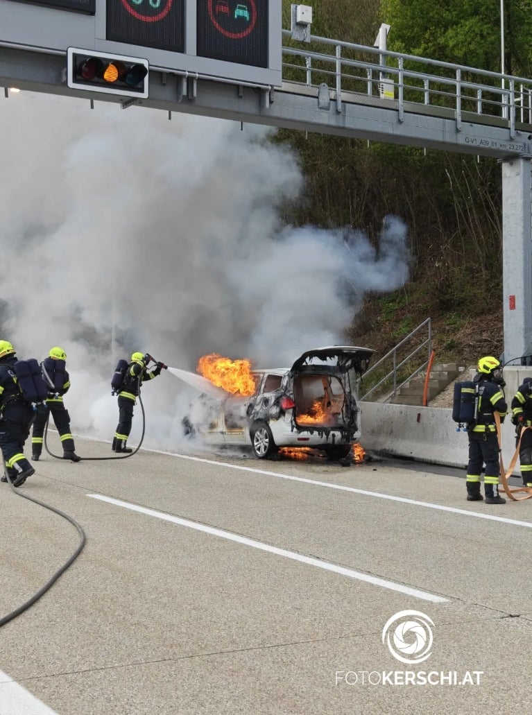 Auto auf A9 in Flammen.