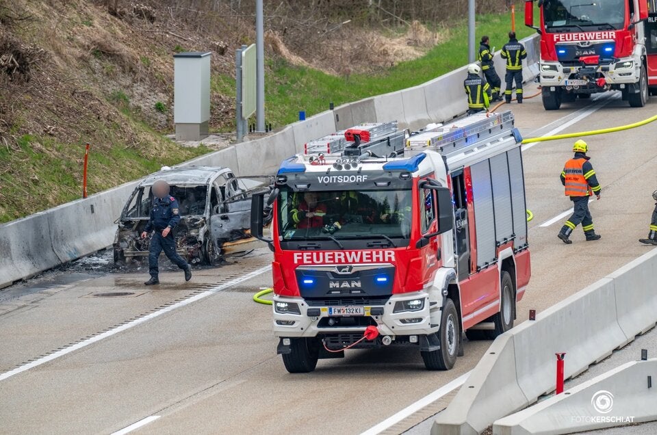 Auto auf A9 in Flammen.