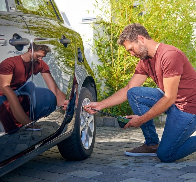 Bosch elektrische Fahrradpumpe/Luftpumpe/Mini Kompressor EasyPump (3,0 Ah Akku, 3,6 Volt, Autostop-Funktion, 150 PSI, 10,3 bar, LED, über USB-C® wiederaufladbar, im Karton) 