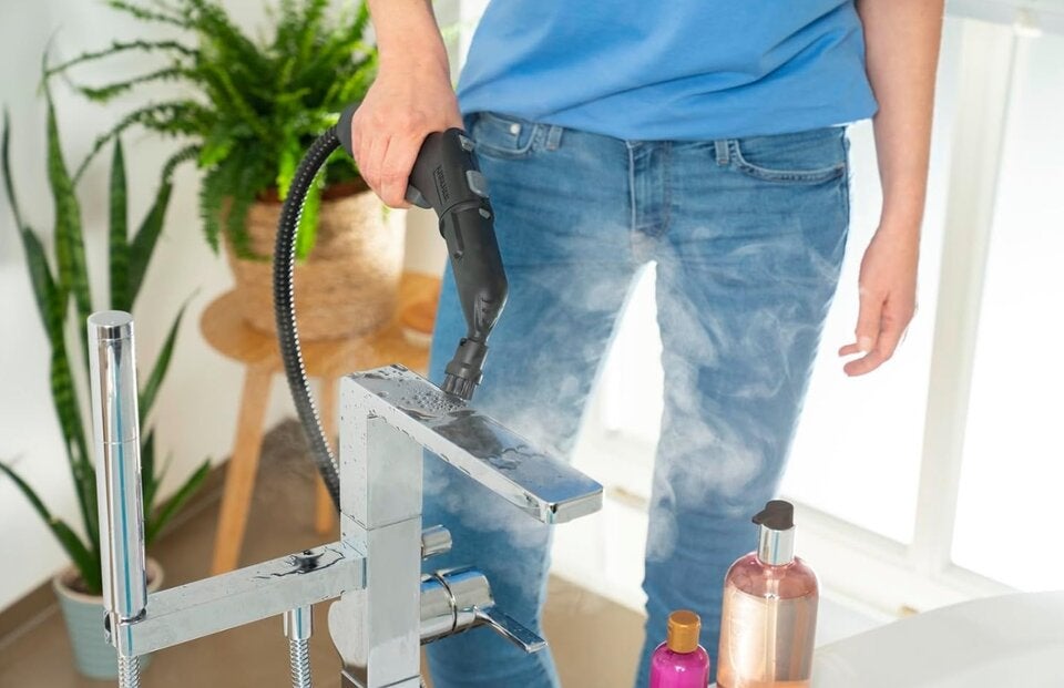 Kärcher Dampfreiniger SC 3 Deluxe, Dampfdruck: 3,5 bar, Aufheizzeit: 30 s, Leistung: 1.900 W, Flächenleistung: 75 m², Tank: 1 l, mit Bodenreinigungsset, Mikrofaser-Bezug, Düsen und Rundbürste 