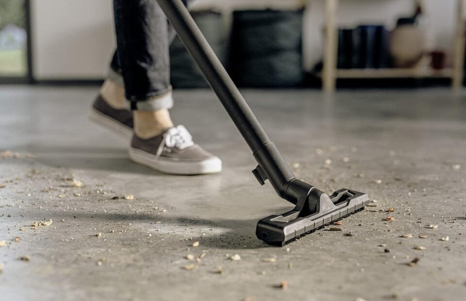 Kärcher Nass-/Trockensauger WD 2 Plus V-12/4/18/C, inkl. Patronenfilter, Vliesfilterbeutel, 1.000 W, Kunststoffbehälter: 12 l, Saugschlauch: 1,8 m, Blasfunktion, Boden- und Fugendüse, Schwarz, Gelb 