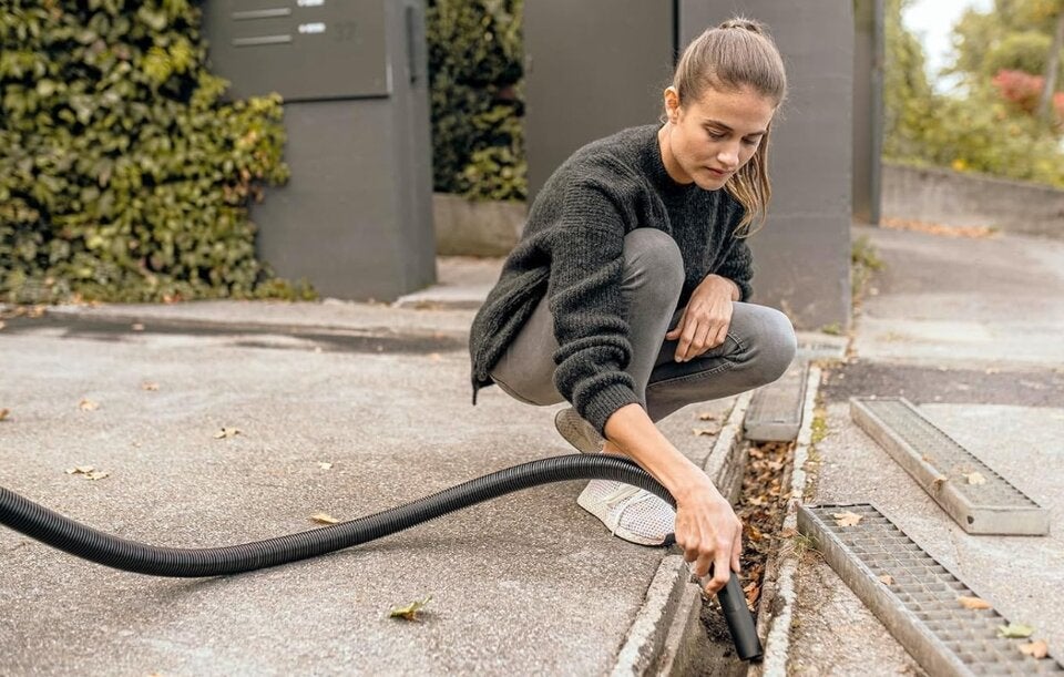 Kärcher Nass-/Trockensauger WD 2 Plus V-12/4/18/C, inkl. Patronenfilter, Vliesfilterbeutel, 1.000 W, Kunststoffbehälter: 12 l, Saugschlauch: 1,8 m, Blasfunktion, Boden- und Fugendüse, Schwarz, Gelb 