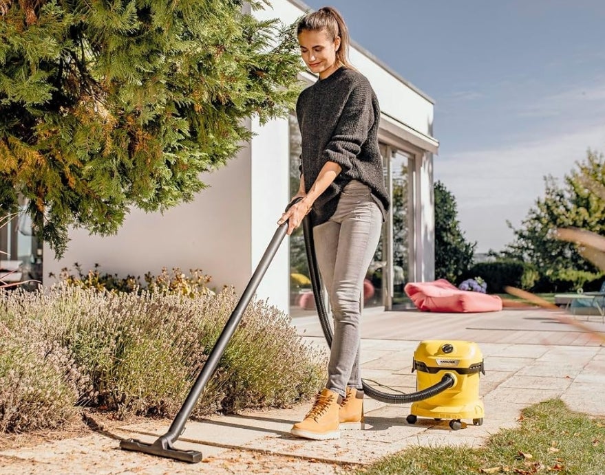 Kärcher Nass-/Trockensauger WD 2 Plus V-12/4/18/C, inkl. Patronenfilter, Vliesfilterbeutel, 1.000 W, Kunststoffbehälter: 12 l, Saugschlauch: 1,8 m, Blasfunktion, Boden- und Fugendüse, Schwarz, Gelb 