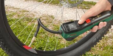 Bosch elektrische Fahrradpumpe/Luftpumpe/Mini Kompressor EasyPump (3,0 Ah Akku, 3,6 Volt, Autostop-Funktion, 150 PSI, 10,3 bar, LED, &uuml;ber USB-C&reg; wiederaufladbar, im Karton)&nbsp;