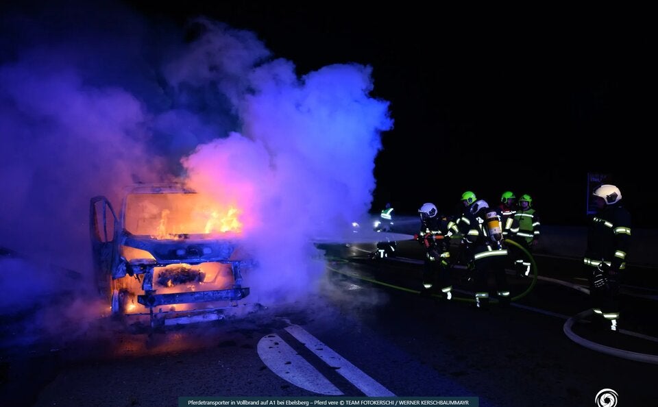Pferdetransporter ging auf der Autobahn in Flammen auf