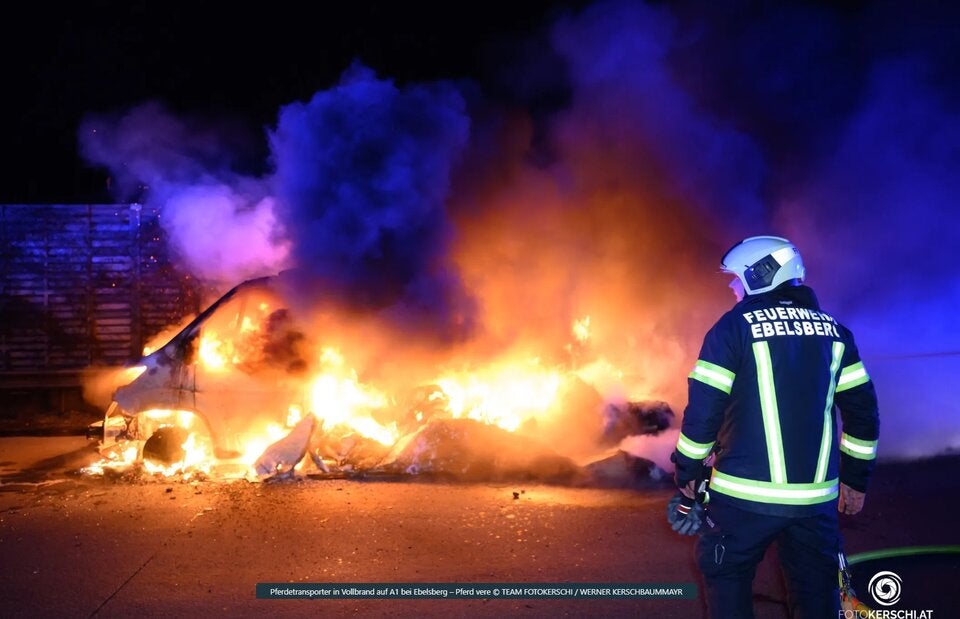 Pferdetransporter ging auf der Autobahn in Flammen auf