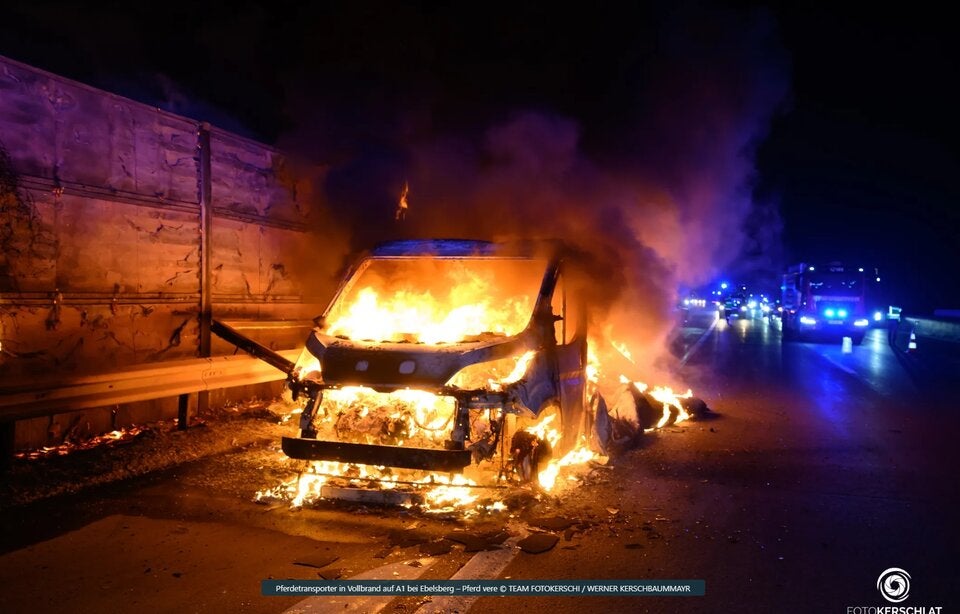 Pferdetransporter ging auf der Autobahn in Flammen auf