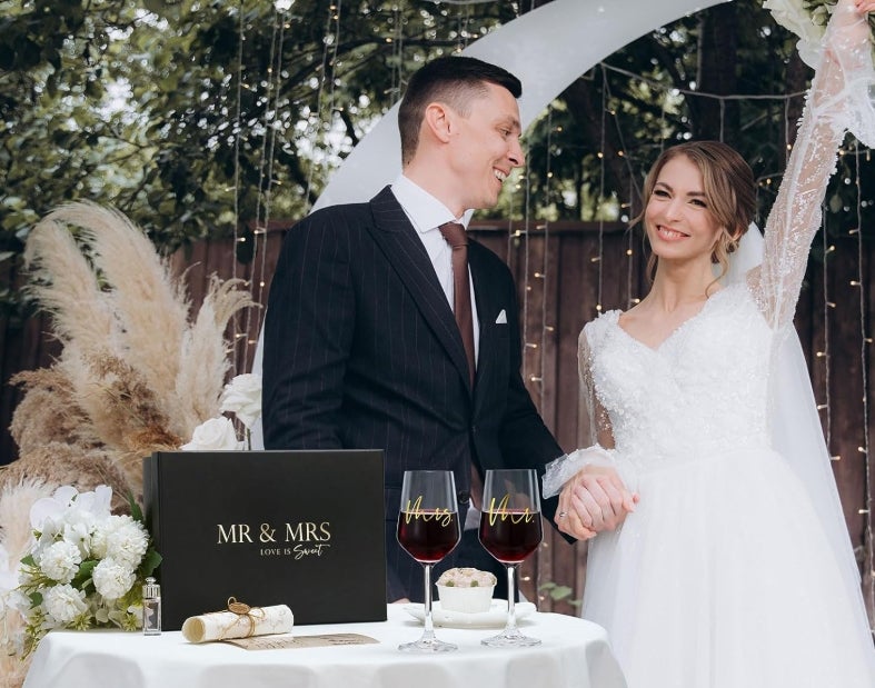 AW BRIDAL Mr & Mrs Kristallweingläser Set - Hochzeitsgeschenke für Brautpaare, Ehejubiläum Geschenk mit Goldprägung, Hochwertiges 2er Glaserset 