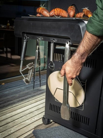 RÖSLE Gasgrill ALLFLAME Prime 4 – 4 Brenner (je 3,5 kW), PRIMEZONE, Vario+ Grillrostsystem, 70x45 cm Grillfläche, Gusseisenroste, Alu-Druckguss, Deckel mit Glaseinsatz, beleuchtete Drehknöpfe, schwarz 