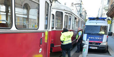 Lkw stie&szlig; gegen Bim: Fahrgast verletzt