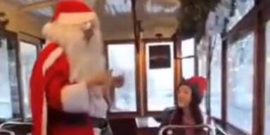 Weihnachtsmann Stra&szlig;enbahn