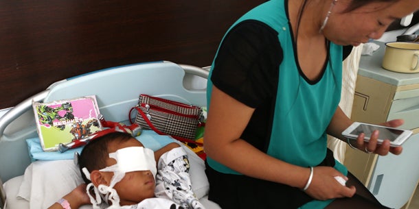 Frau entfernt 6-Jährigem die Augen