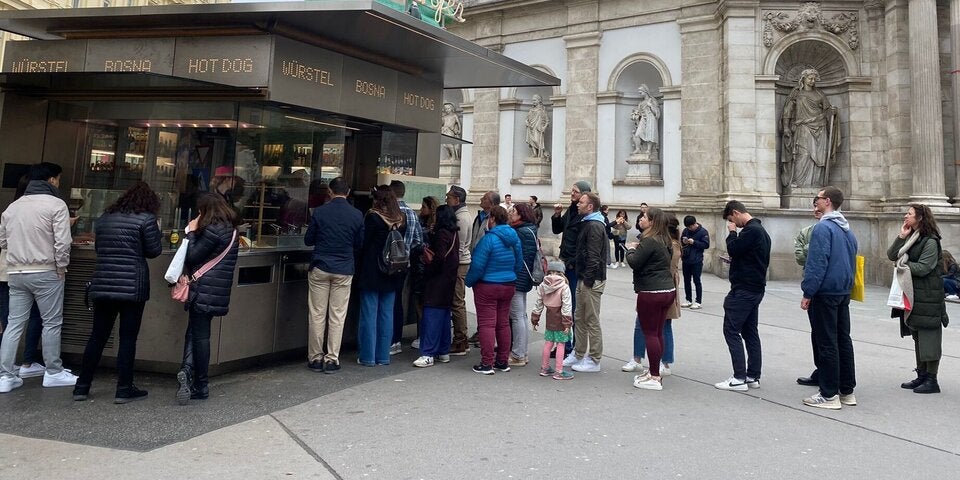 Wiener Würstelstand verrechnet jetzt Zwangs-Trinkgeld