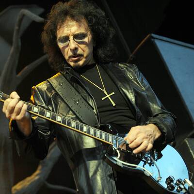 Rihanna - Queen of Downloads