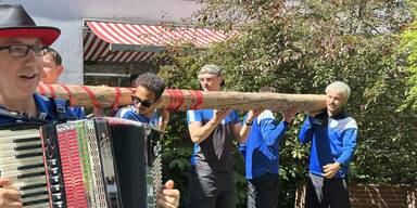 Blaue 11 bringt Maibaum