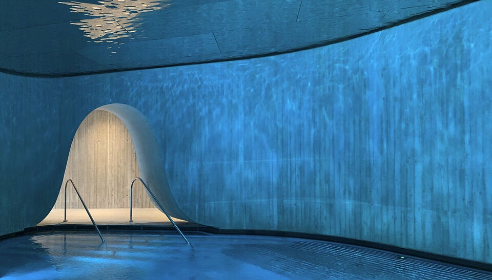 Das erleuchtete Wasser in der Blauen Grotte bringt die Sinne zur Ruhe.