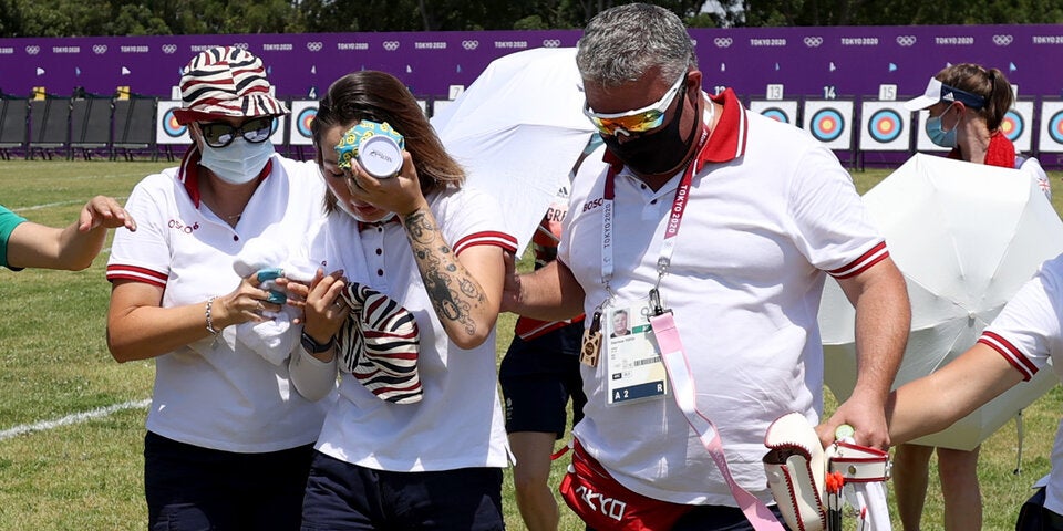 Die russische Bogenschützin Swetlana Gombojewa musste nach einem Hitzeschlag gestützt werden.