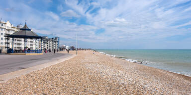 Junge Frau am Strand vergewaltigt