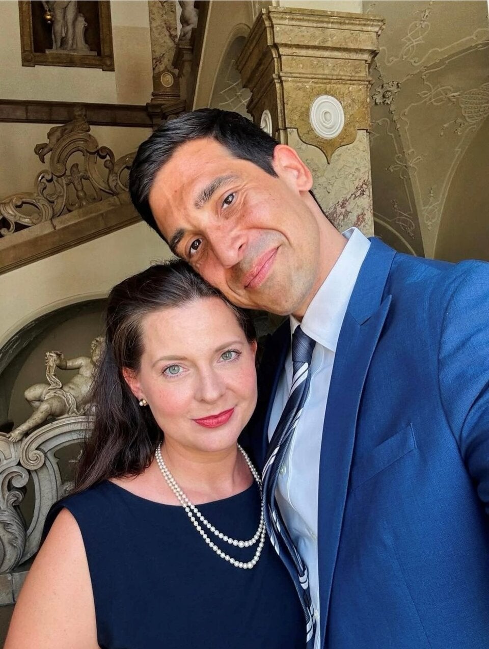 zusammen mit ihrem Ehemann, Publizist und oe24.TV- Polit-Talker Sebastian Bohrn Mena, klagt die zweifache Mutter tausende Hassposter. 