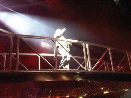 Bono auf der Brücke
