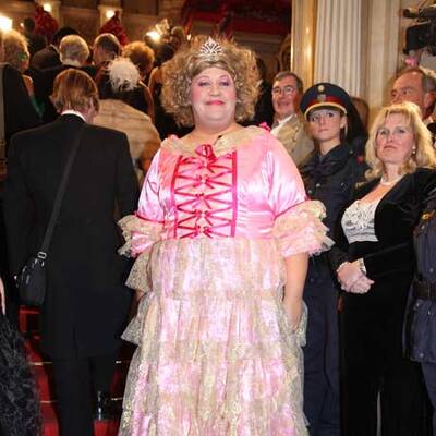 Die schrägsten Opernball-Outfits