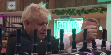 Boris Johnson beim Zapfen.png