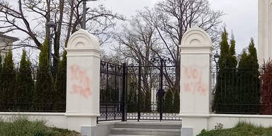 Graffiti-Aktion gegen Krieg auf Deripaskas Kirche in N&Ouml;