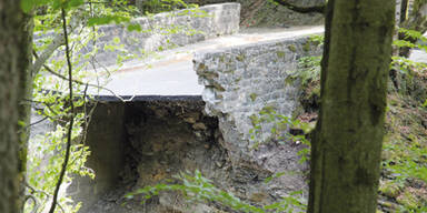 Brücke stürzt ein und schneidet ganzen Ort ab