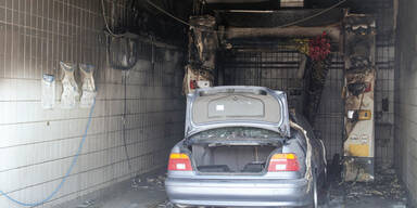 BMW brannte in Waschanlage aus