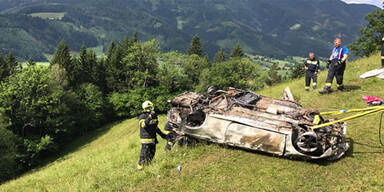 Pkw-Brand: Feuerwehr birgt nur noch Leiche