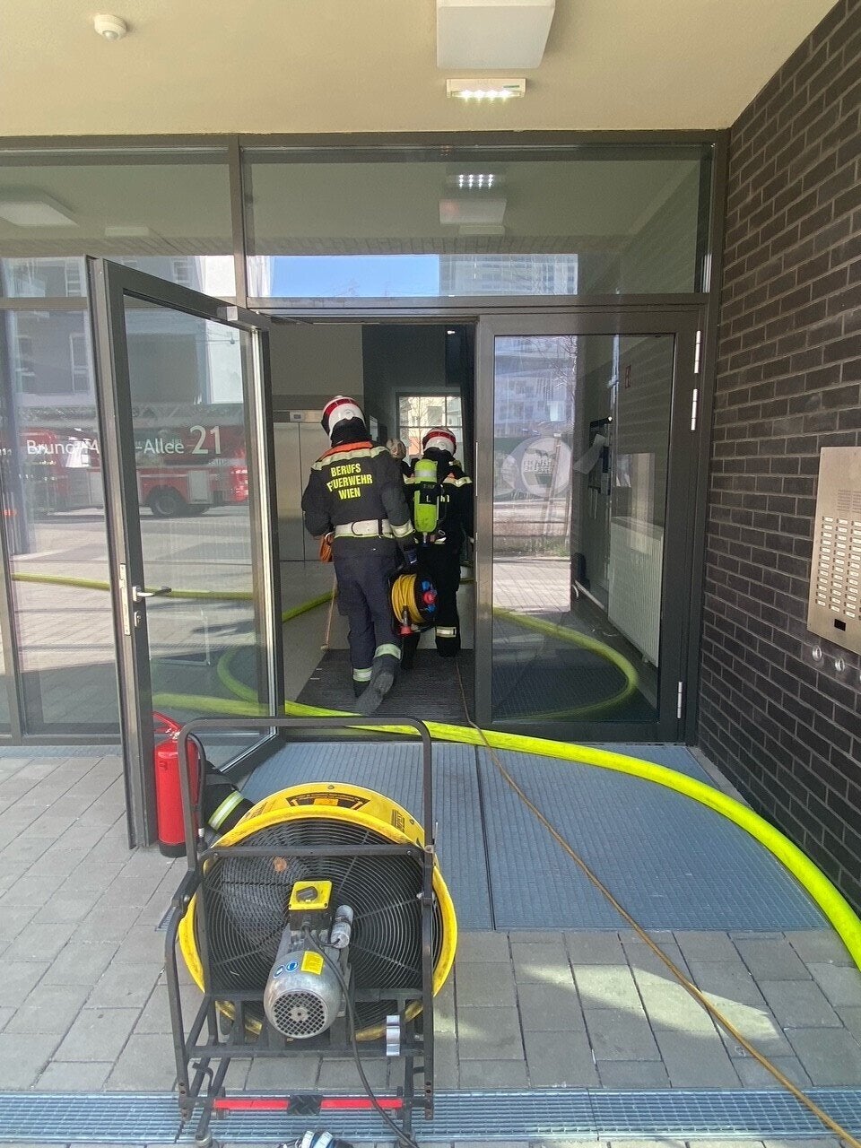 61 Feuerwehrleute bekämpften Kellerbrand in Wien