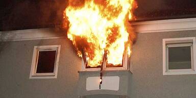 Kinder sperrten Mutter ein und legten Feuer