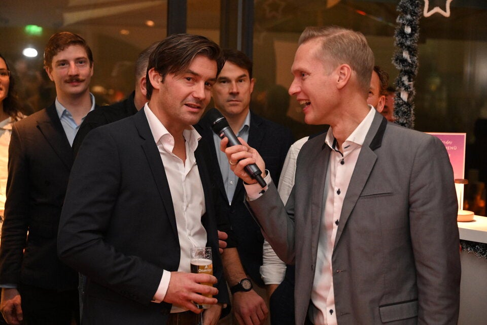 Jürgen Brandstötter, Bereichsleiter Firmenkunden bei der Raiffeisen Regionalbank Mödling mit oe24Radio-Moderator Thomas Kloiber. 