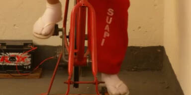 Häftlinge erzeugen Strom am Hometrainer