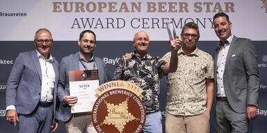 Braumeister Martin Simion hebt Glas auf seinen Erfolg