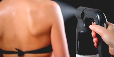 Gefährlicher Social-Media-Trend: Frau stirbt beinahe an Bräunungsspray
